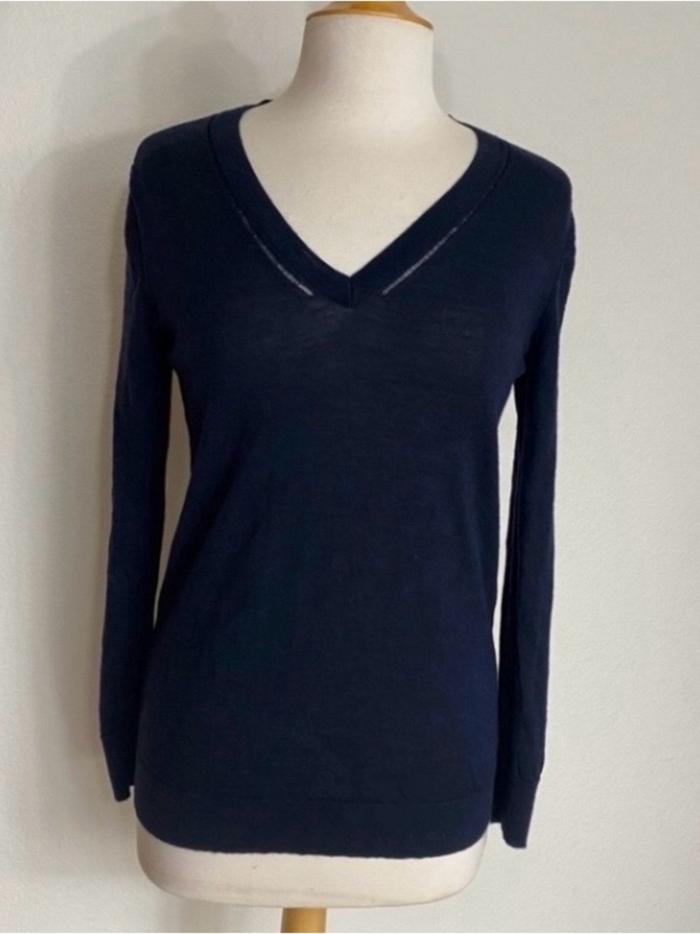 Banana Republic Women's Navy Fine Merino Wool V Neck Lightweight Sweater Size S